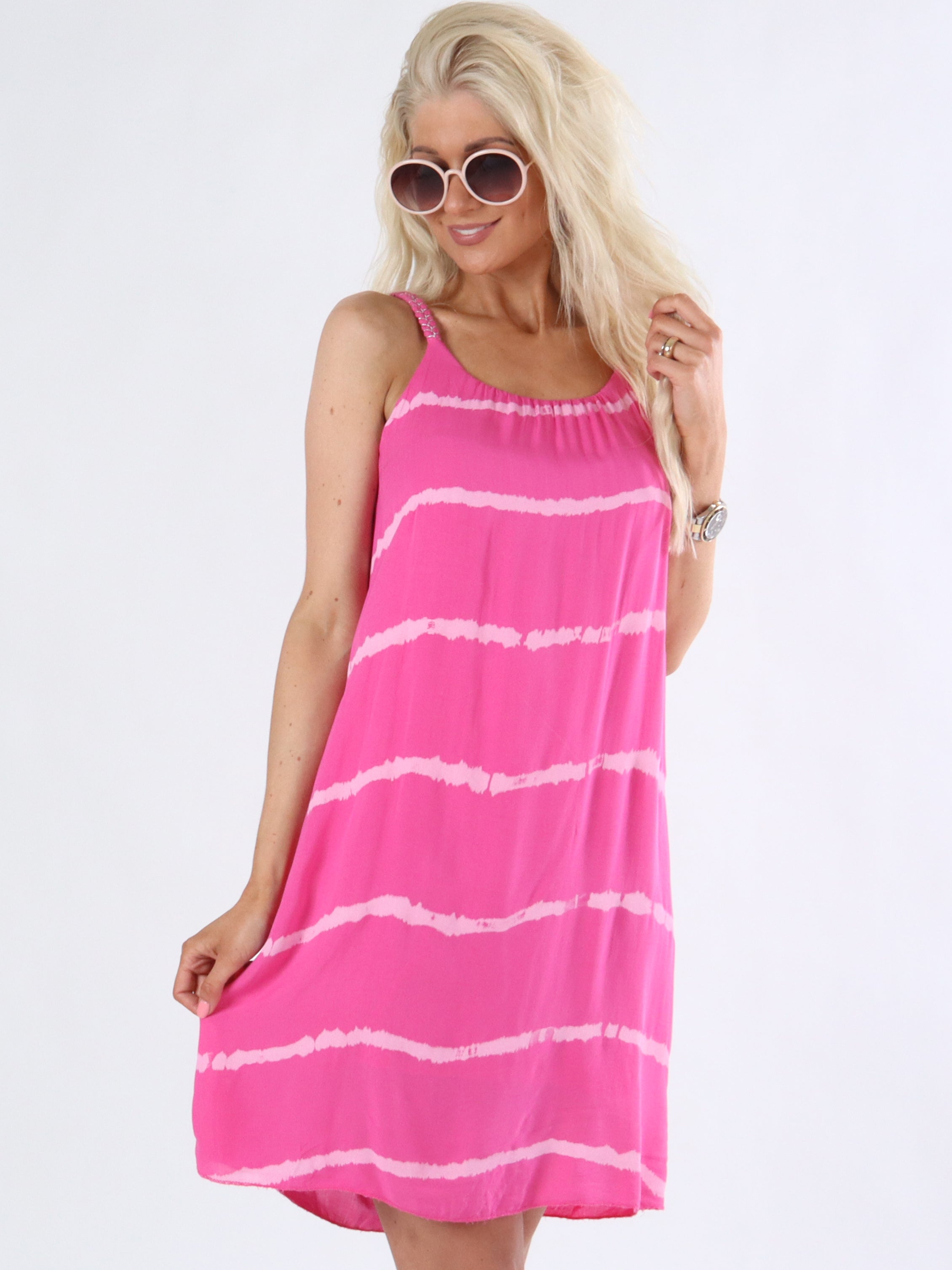 Kara - Svart sommarklänning i batikmönster med flätade band